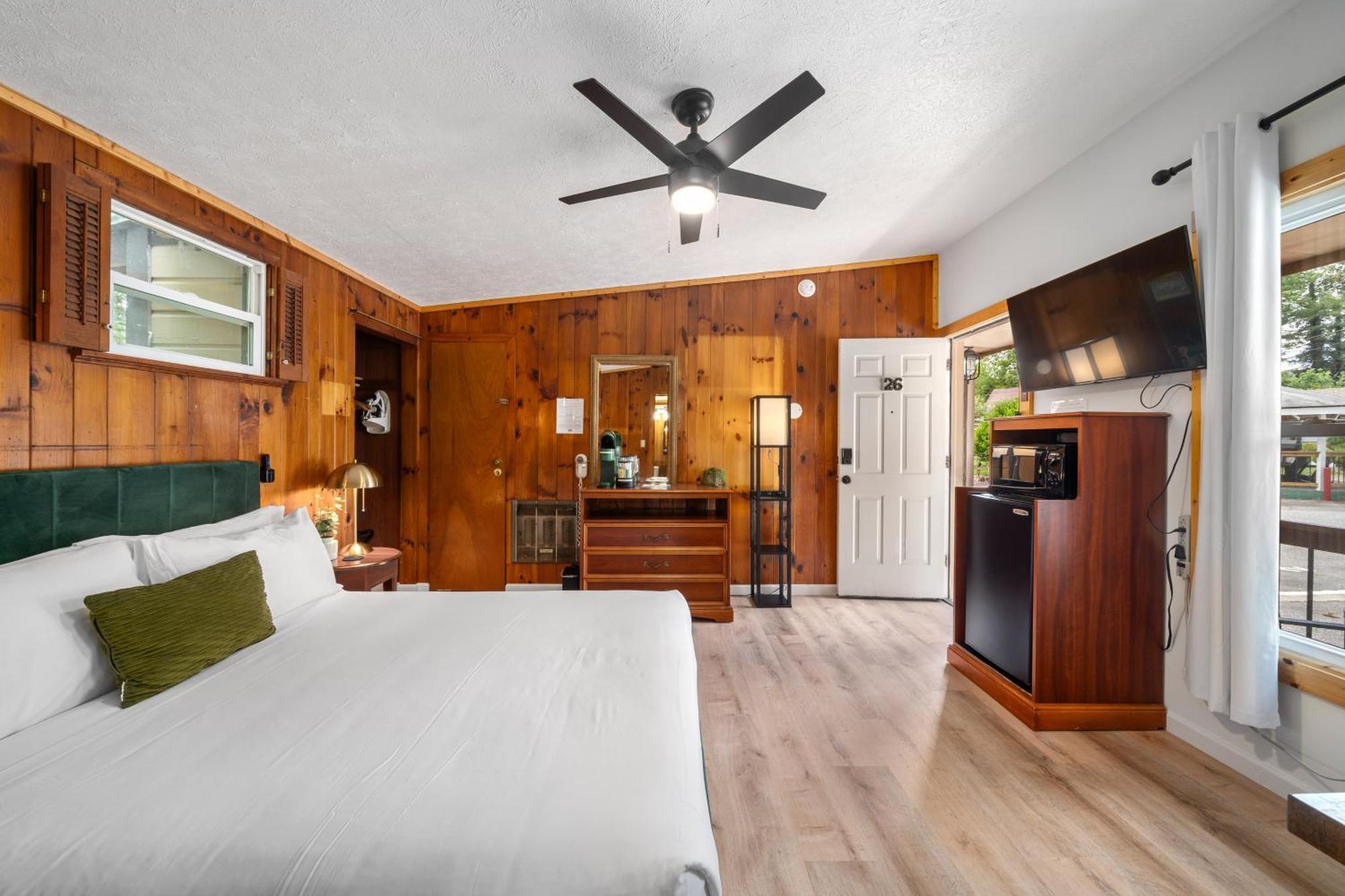 Cedarwood Inn Hendersonville Exterior photo