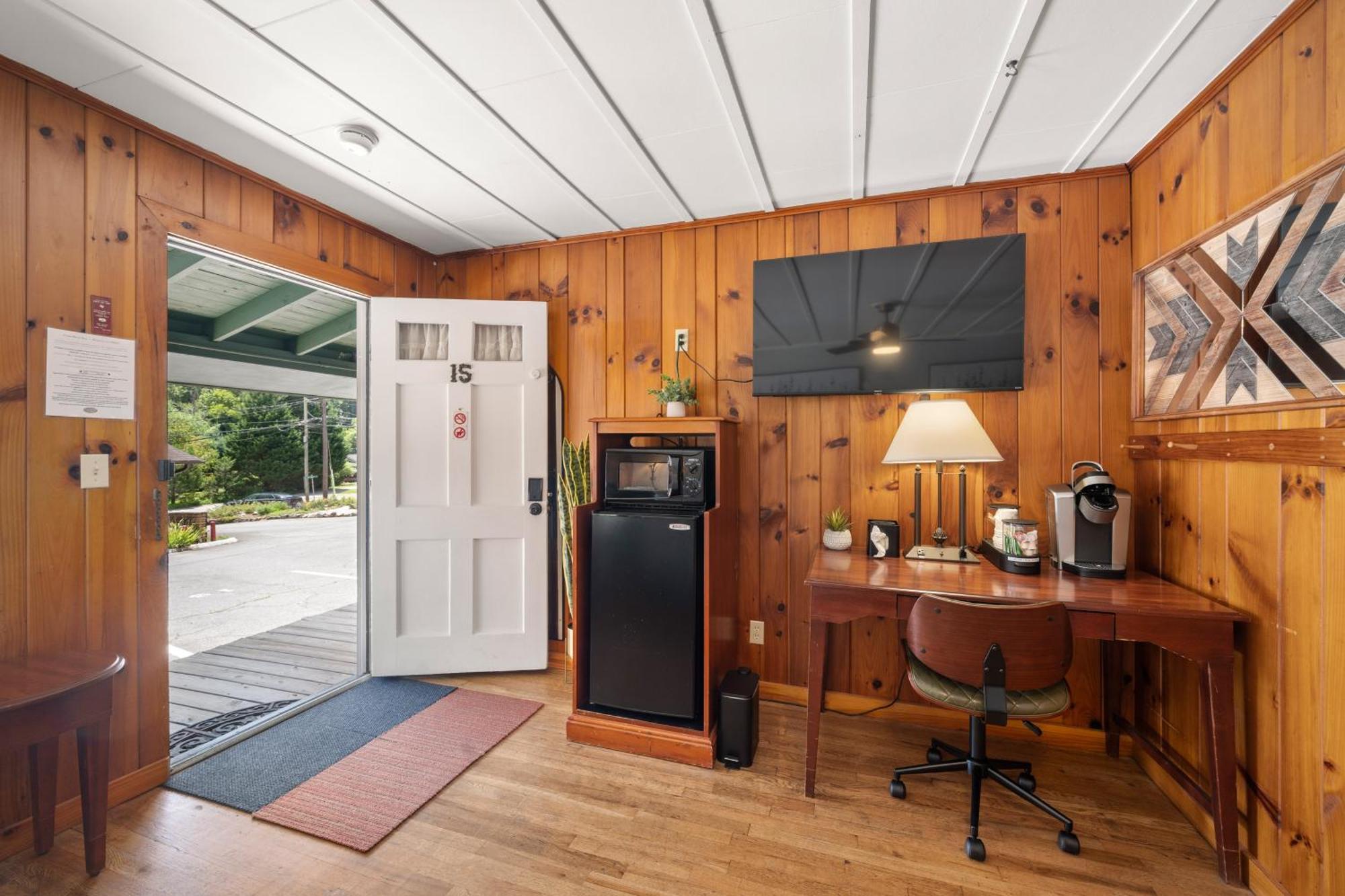 Cedarwood Inn Hendersonville Exterior photo